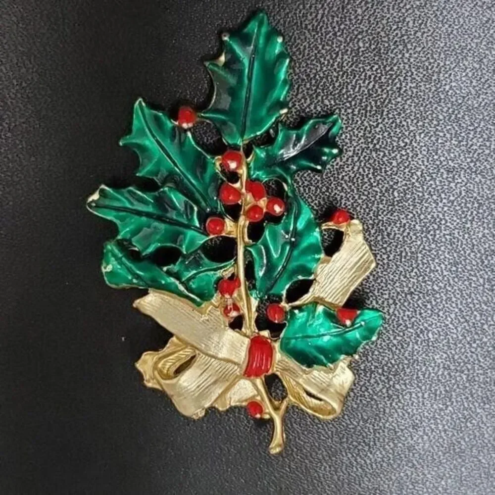 Vintage gold tone holiday holly brooch